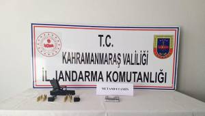 Yolcunun üzerinde ruhsatsız tabanca ve uyuşturucu bulundu..
