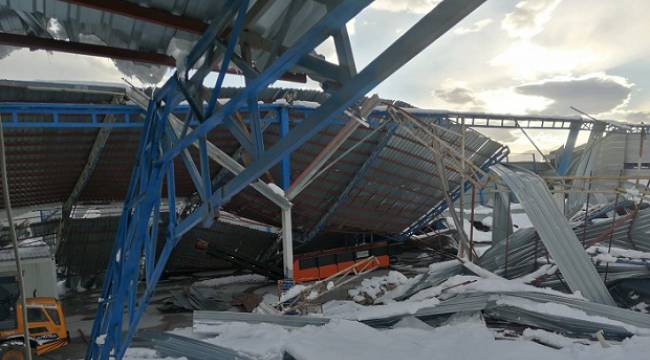 Kahramanmaraş’ta geri dönüşüm fabrikasının çatısı çöktü ..