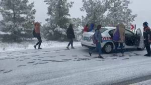 Öğrencilerin ve sürücülerin yardımına jandarma yetişti..