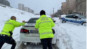 Sürücülerin imdadına polis ekipleri yetişti ..