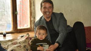 Başkan Okumuş, Ramazan Ayında Çat Kapı Ev Ziyaretleriyle Gönüllerde Taht Kurmaya Devam Ediyor 