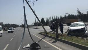 Kahramanmaraş’ta otomobil elektrik direğine çarptı: 6 yaralı