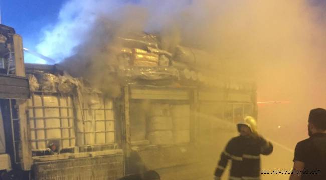 Kahramanmaraş’ta tekstil malzemesi yüklü kamyon yandı 