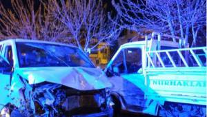 Minibüs ile kamyonet çarpıştı: 2 yaralı