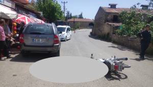 Motosikletiyle seyir halinde iken direksiyon hakimiyetini kaybederek savruldu
