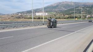 Sürücü direksiyon hakimiyetini kaybetmesi sonucu çelik bariyerlere çarptı