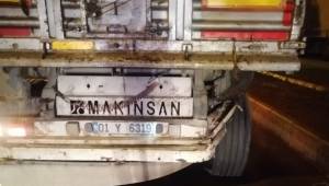 Direksiyon hakimiyetini kaybetti otomobiliyle tıra arkadan çarptı