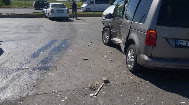 Kahramanmaraş’ta hafif ticari araç ile otomobil çarpıştı: 3 yaralı 