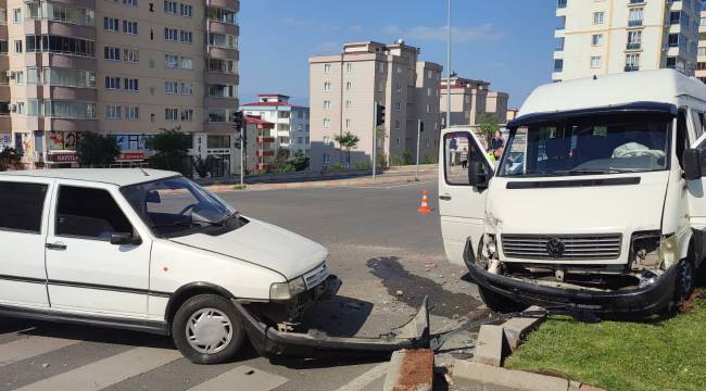 Kahramanmaraş’ta minibüs ile otomobil çarpıştı: 1’i bebek 3 yaralı 