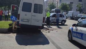 Kahramanmaraş’ta minibüs ile otomobil çarpıştı: 1’i bebek 3 yaralı