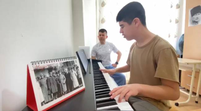 Otizmli Kubilay Atatürk’ü piyanosuyla andı 