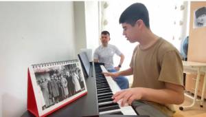 Otizmli Kubilay Atatürk’ü piyanosuyla andı