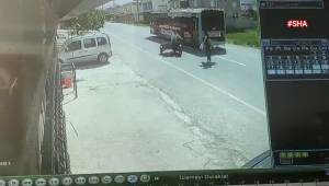 Otobüsten inen yayaya motosiklet çarptı