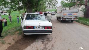 Otomobil ağaca ok gibi saplandı: 5 yaralı