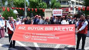 Vali Coşkun, “Biz Büyük Bir Aileyiz” Kortej Yürüyüşüne Katıldı