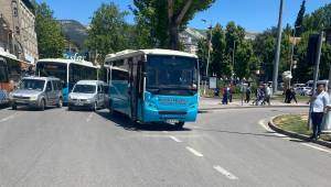 Yola fırlayan yayaya halk otobüsü çarptı