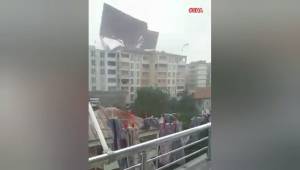 Afşin’de şiddetli rüzgar apartmanın çatısını uçurdu 