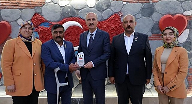 Baba, sevdiklerini saran ulu bir çınardır..