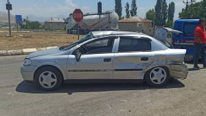 Elbistan’da iki otomobil çarpıştı: 3 yaralı