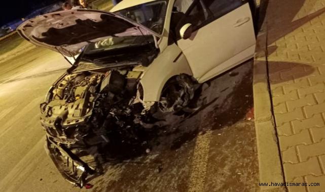 Kahramanmaraş’ta otomobil orta refüje çarptı: 2 yaralı 