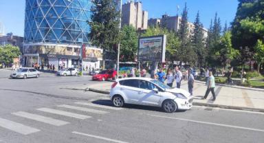 Kahramanmaraş’ta dikkatsizlik sonucu 2 otomobil çarpıştı
