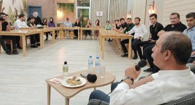 Başkan Balcıoğlu, kütüphanede öğrencilere tecrübelerini anlattı..