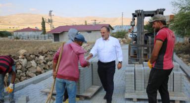 Başkan Güven Parke taşı döşedi
