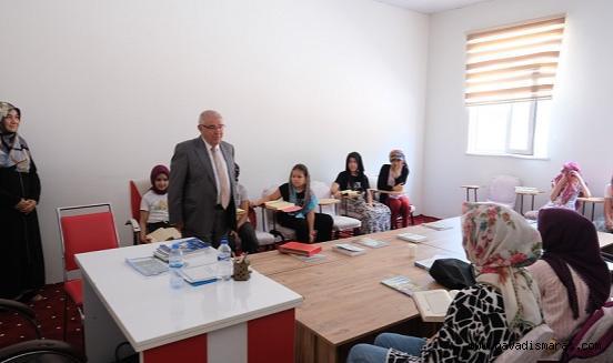 Başkan Mahçiçek, Kur’an Eğitim Merkezi’nde öğrencileri ziyaret etti..