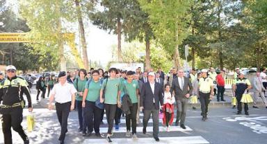 Kahramanmaraş'ta okul önlerindeki yaya geçidi çizgileri yenilendi..