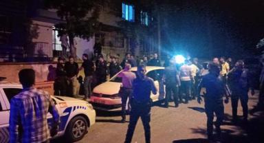 Polis memurunu sırtından bıçaklayan şüpheli ayağından vuruldu