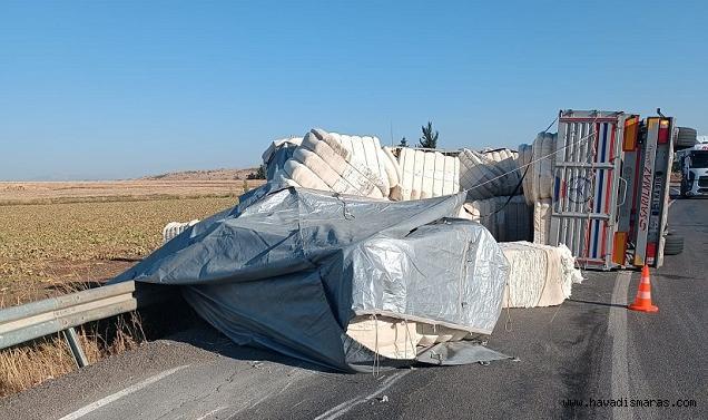 Kahramanmaraş’ta virajı alamayan tır devrildi..