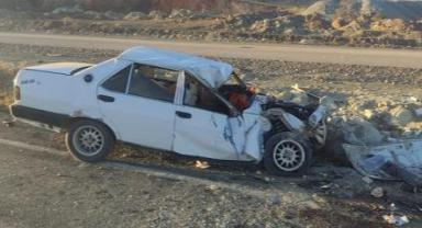 Otomobil yol kenarındaki kayaya çarptı: 7 yaralı..