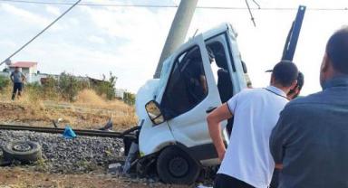 Tren hemzemin geçitte kamyonete çarptı: 1 ölü..