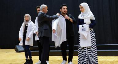 Diş Hekimi Adayı Öğrenciler Dünya Diş Hekimleri Gününde Beyaz Önlüklerini Giydi