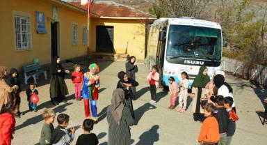 Gezici Kütüphane, Minik Gönüllere Dokunmaya Devam Ediyor