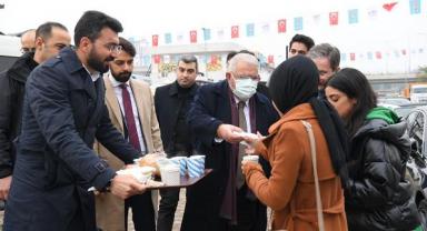 Onikişubat Belediyesi'nden öğrencilere sıcak çorba, simit ve çay ikramı..