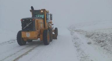 Acıelma’da Kış Şartlarıyla Mücadele Kapsamında Kar Küreme ve Tuzlama Çalışmaları Sürüyor 