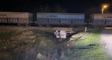 Türkoğlu’nda hemzemin geçitte tren otomobile çarptı: 2 yaralı