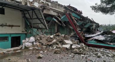 Depremde hasar görmüştü kendiliğinden çöktü