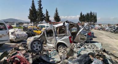Enkazdan çıkarılan hurdaya dönmüş araçlar sahiplerini bekliyor