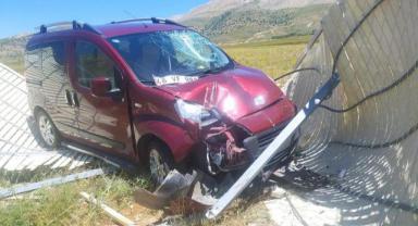 Hafif ticari araç rüzgar kesicisine çarptı: 1 yaralı