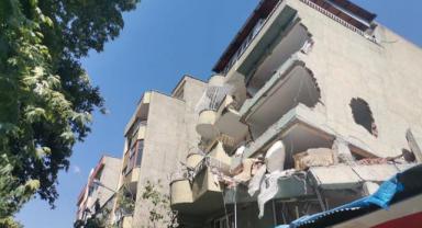Depremde yan yatan apartman korkutuyor