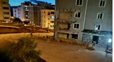 Ellerinde sopalarla hırsızı kovaladılar..