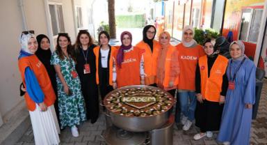 KADEM, ‘Gönüllerimiz Bir’ Diyerek Depremzedelere, Birlik ve Beraberliği Simgeleyen Aşure İkram Etti 