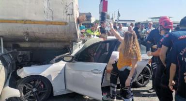 Kahramanmaraş’ta otomobil kamyona ok gibi saplandı..