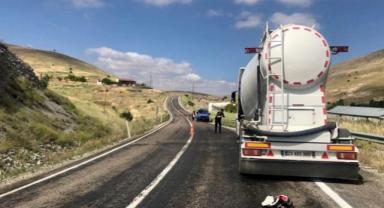 Tır'la kafa kafaya çarpışan motosiklet sürücüsü öldü..