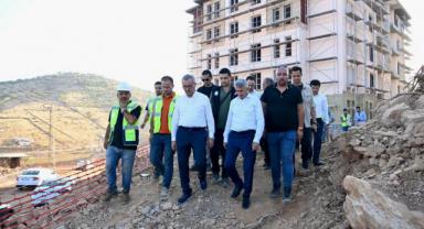 Başkan ve Vali, Türkoğlu’nda Köy Evleri ve Kalıcı Konutları Yerinde İnceledi