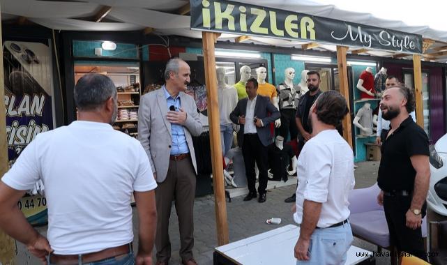 Başkan Okay, Trabzon caddesinde esnafla muhabbet etti..