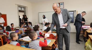 Dulkadiroğlu Belediyesi öğrencilere kırtasiye dağıttı.