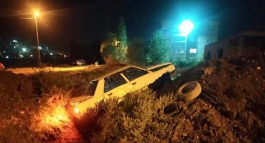 Yoldan çıkan otomobil toprak yığınına çarptı: 4 yaralı
